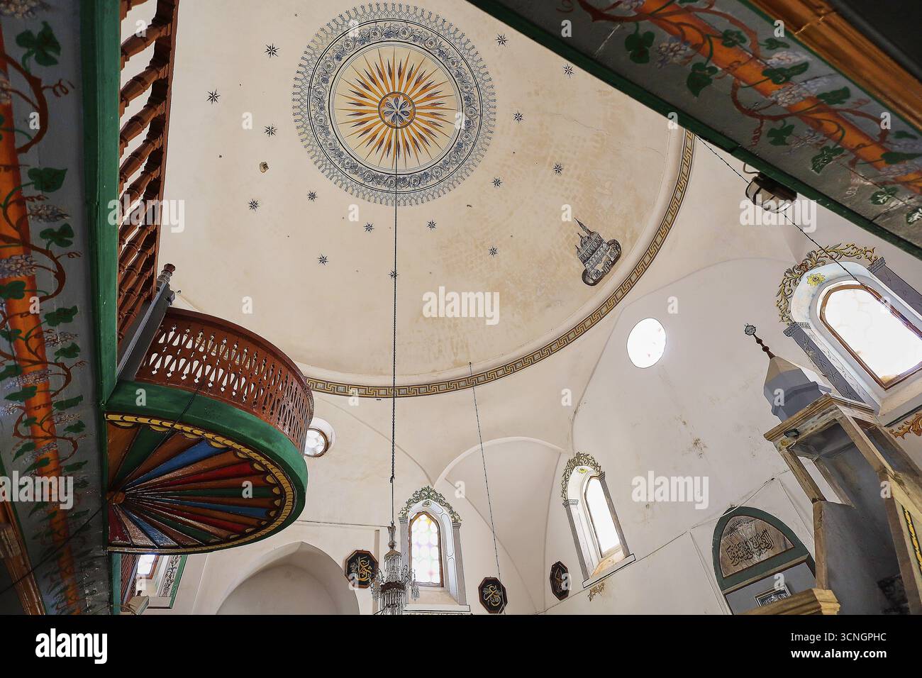 Vista interna di una moschea con cupola decorata, moschea di Ibrahim Pasha, città vecchia, quartiere turco, città di Rodi, Rodi, Dodecaneso, Isole greche, Grecia Foto Stock