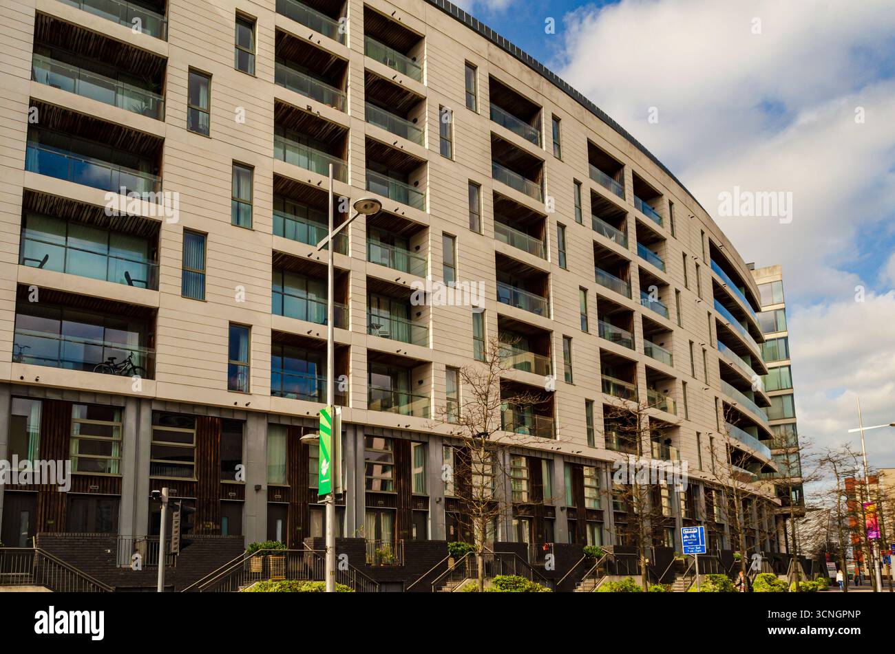 Belfast Co Antrim Irlanda del Nord marzo 26 2025 - blocco di appartamenti con balconi nel presteso Titanic Quarter di Belfast Foto Stock