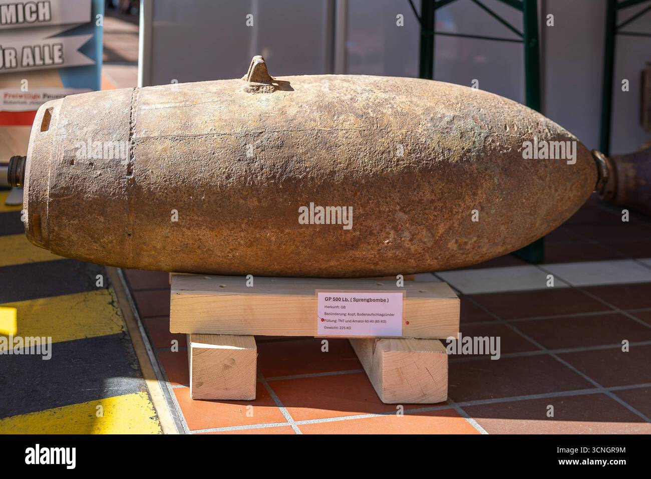 Tag der offenen Tür Feuerwache 4 der Berufsfeuerwehr Nürnberg, Nürnberg, 21.09.2025 Ausstellung einer entschärften GP 500 lb Sprengbombe britischer Herkunft auf dem Gelände der Feuerwache 4 in Nürnberg. Die rostige Fliegerbombe ist auf Holzklötzen gelagert und War Teil der Präsentation des Sprengkommandos Freistaat Bayern beim Tag der offenen Tür. Nürnberg Bayern Deutschland *** Open Day Fire Station 4 of the Norimberga Professional Fire Brigade, Norimberga, 21 09 2025 esposizione di una bomba esplosiva disinnescata GP 500 lb di origine britannica sul terreno della stazione dei vigili del fuoco 4 a Norimberga l'aeria arrugginita Foto Stock