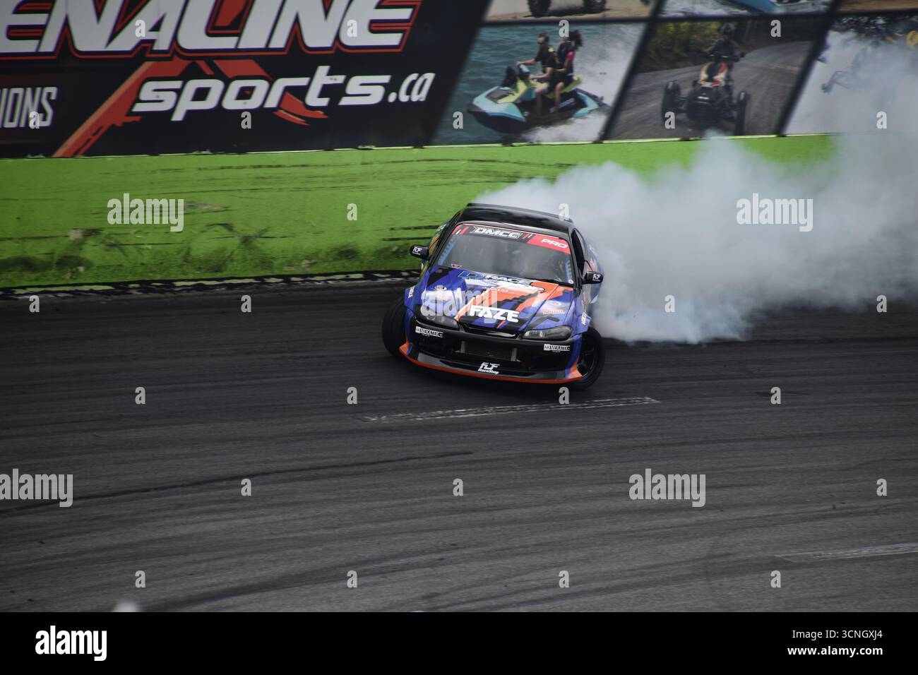 Auto da drifting giapponesi di livello estremo in pista nella serie DMCC Foto Stock