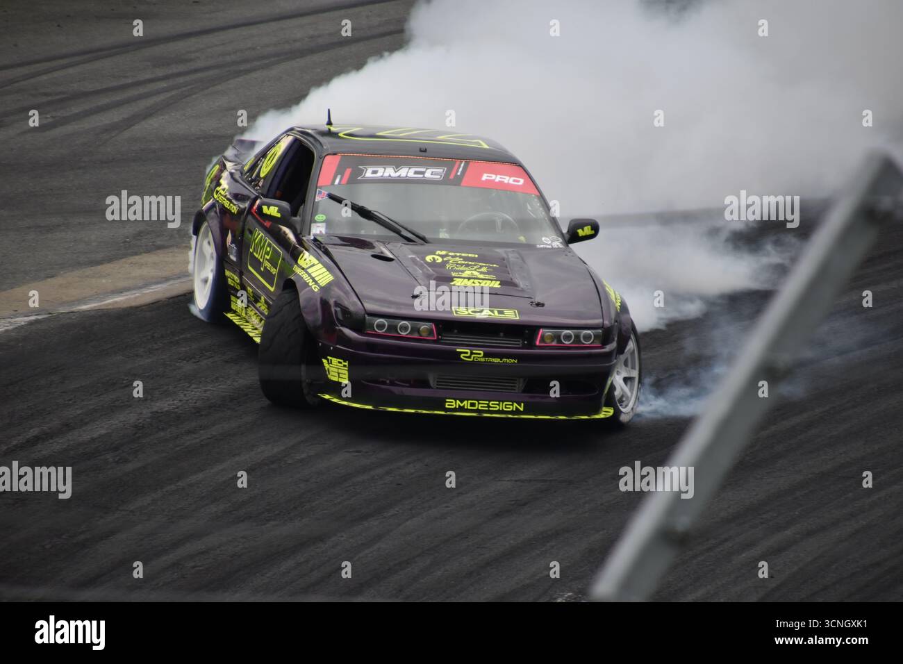 Auto da drifting giapponesi di livello estremo in pista nella serie DMCC Foto Stock