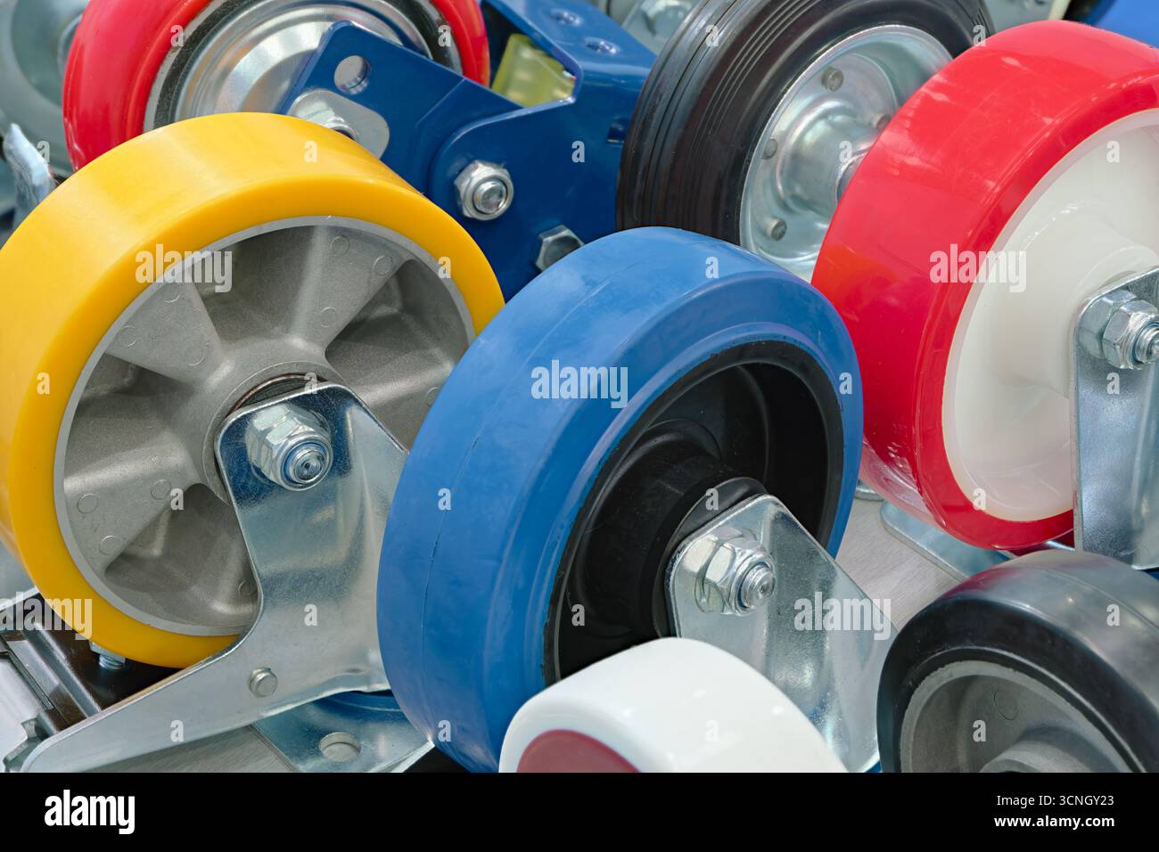 Ruote di scorta assortite per carrello da magazzino, primo piano, sfondo astratto Foto Stock