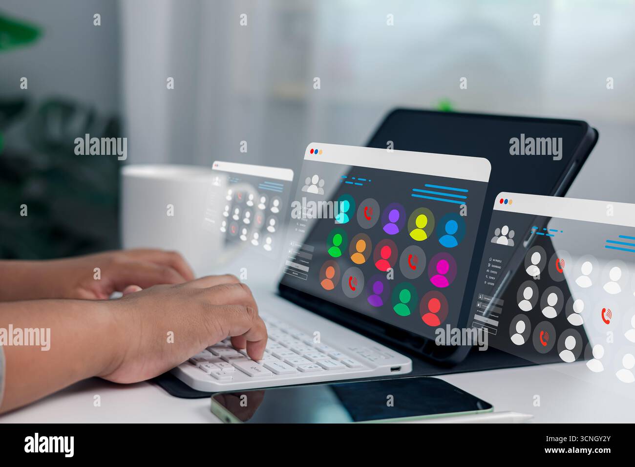 Digitazione manuale sulla tastiera con schermi digitali mobili che mostrano i partecipanti alle riunioni virtuali, videoconferenza online, lavoro di squadra remoto, comuni digitali Foto Stock
