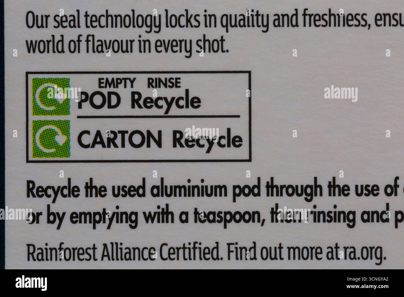 Informazioni sul riciclaggio sulla scatola di Sainsburys Taste the Difference caffè espresso Decaff capsule in alluminio cialde - CIALDE riciclate cartoni Foto Stock