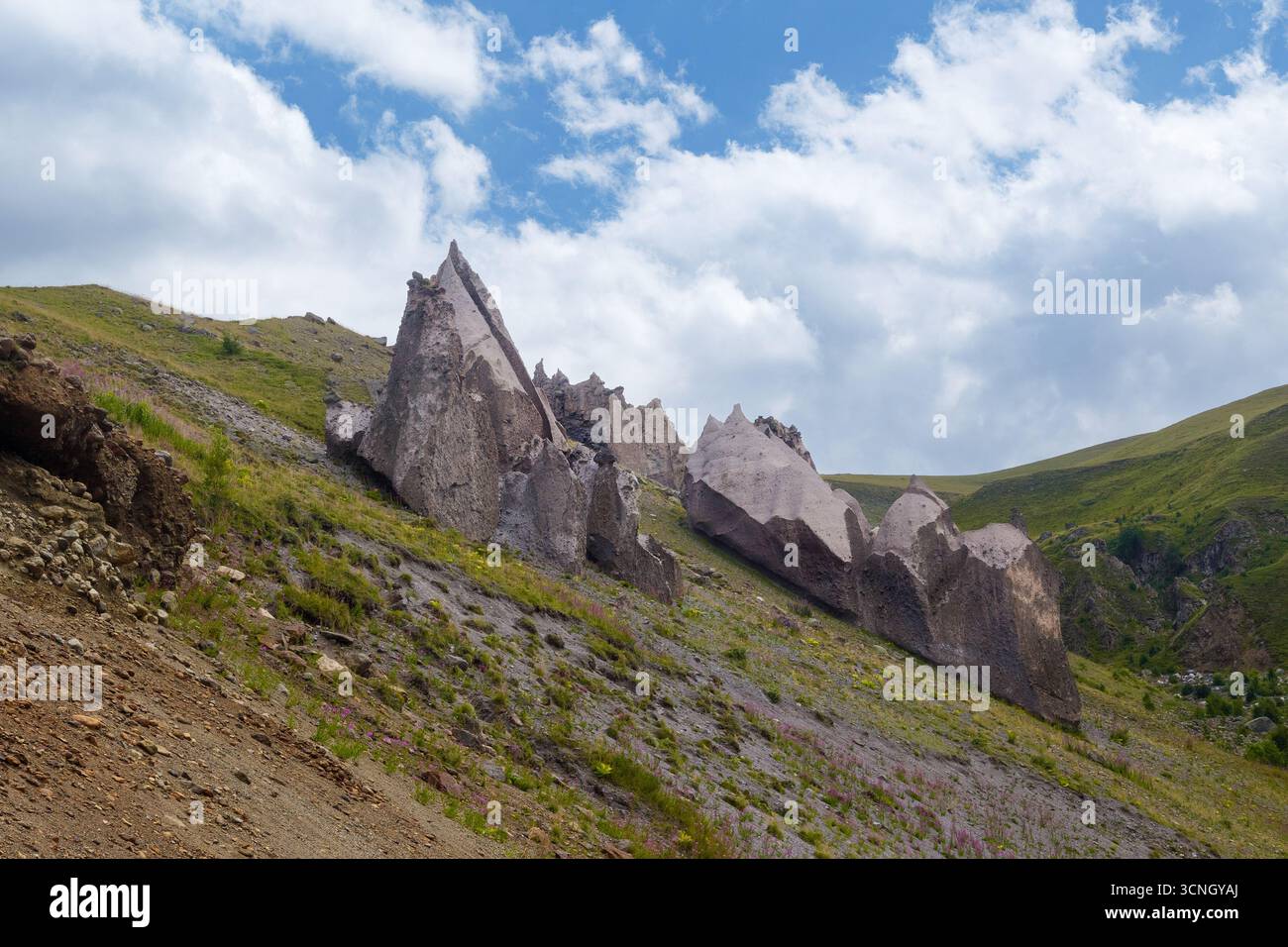 Valle dei Castelli. I denti di Dragon. Djily-su Tract, Caucaso, Kabardino-Balkaria, Russia Foto Stock