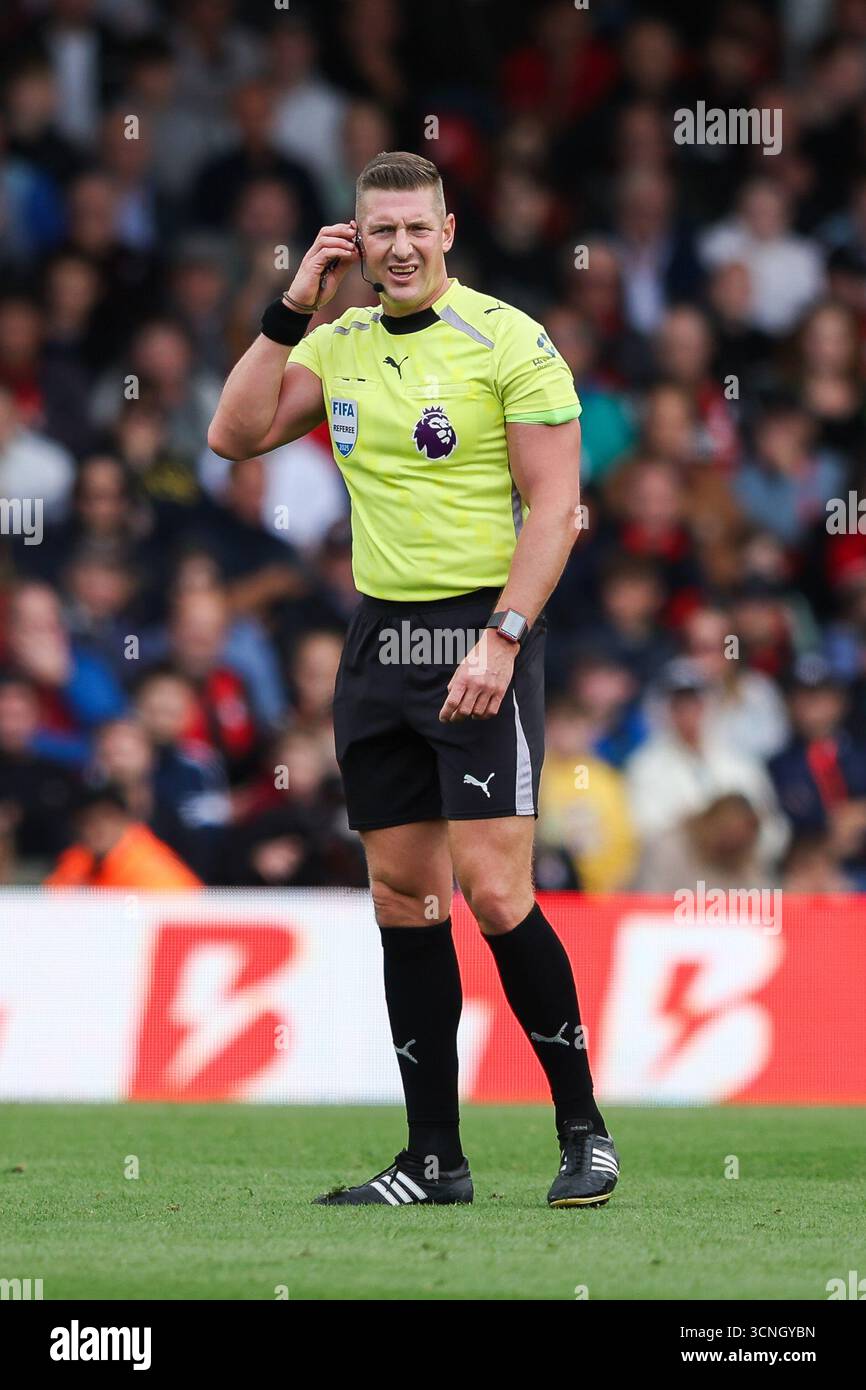 Vitality Stadium, Boscombe, Dorset, Regno Unito. 21 settembre 2025. Premier League Football, AFC Bournemouth contro Newcastle United; arbitro Robert Jones credito: Action Plus Sports/Alamy Live News Foto Stock