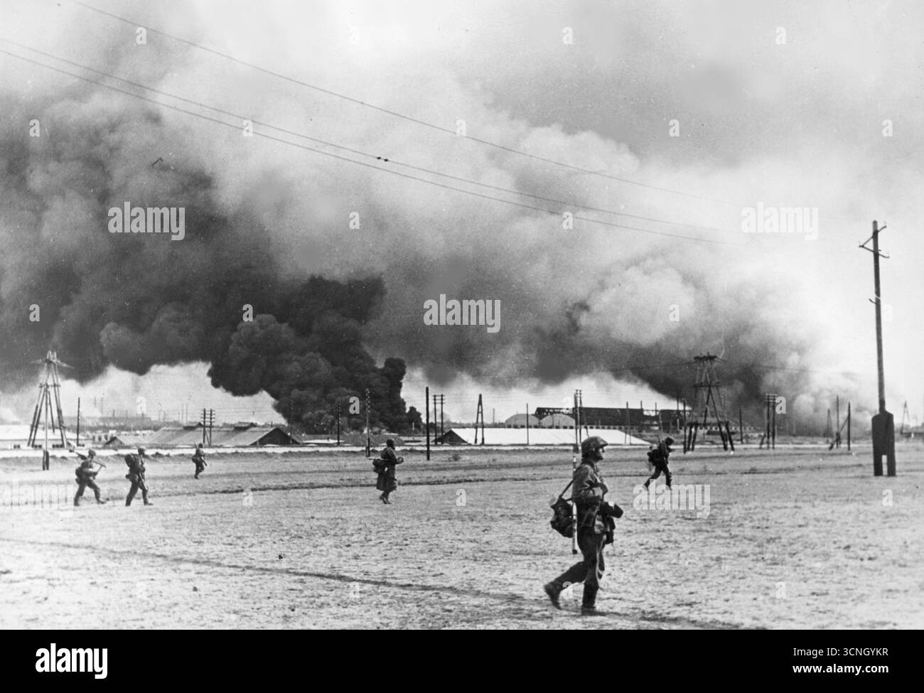 Seconda guerra mondiale - i soldati della prima Divisione Panzer "Leibstandarte SS Adolf Hitler" entrano in fiamme a Taganrog, Russia, 1941 Foto Stock