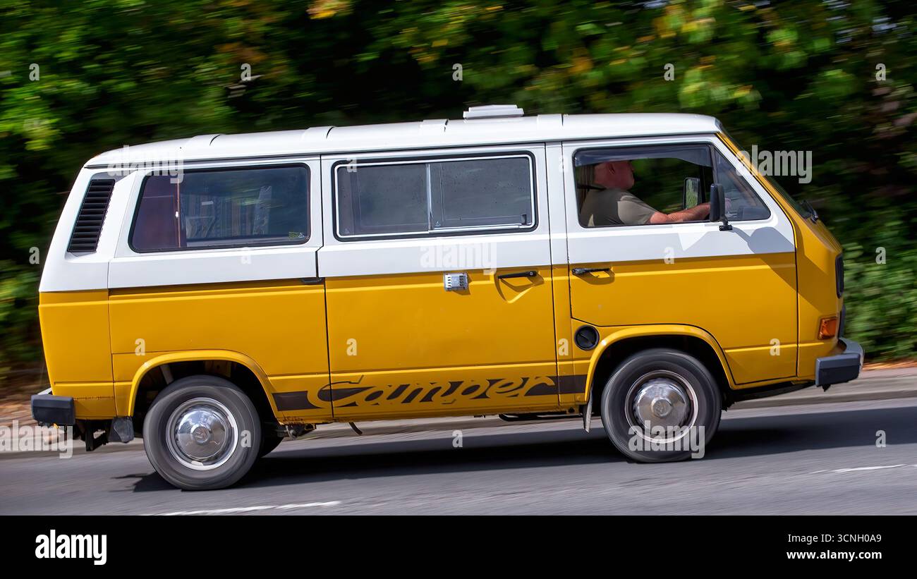Milton Keynes, Bucks, Regno Unito - 31 agosto 2025: 1984 Volkswagen Transporter che guida su una strada britannica Foto Stock