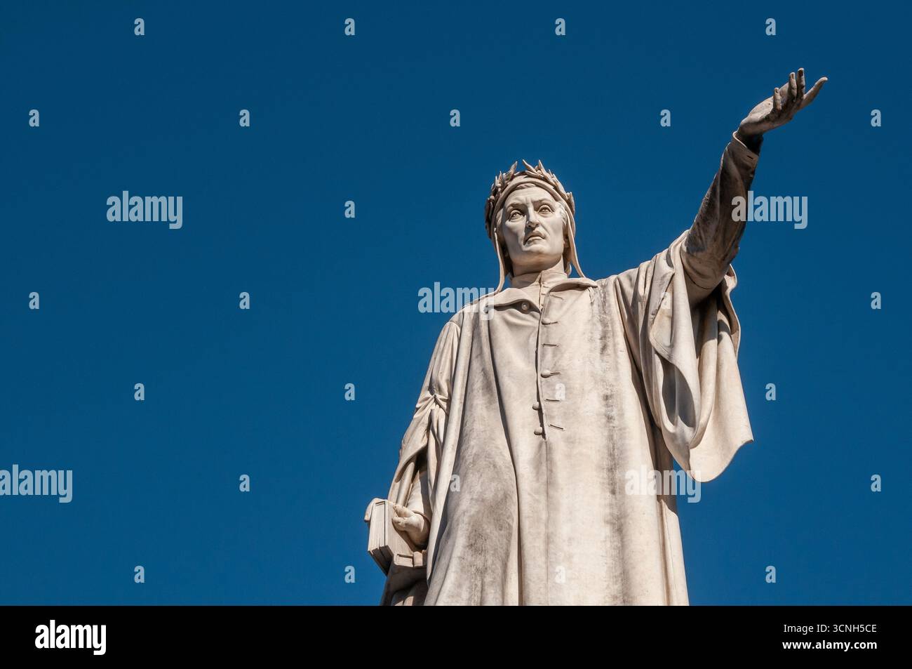 Primo piano della monumentale statua di Dante Alighieri situata in Piazza Dante, Napoli. Foto Stock