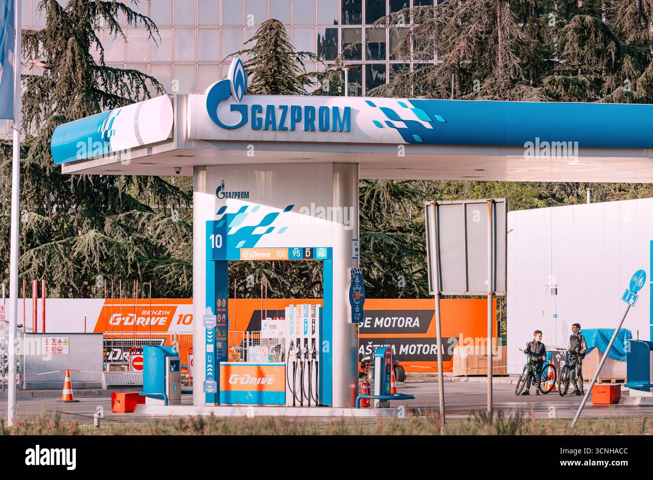 19 aprile 2025, Belgrado, Serbia: Firma della stazione di servizio Gazprom con logo, business dell'energia e concetto di sanzioni Foto Stock