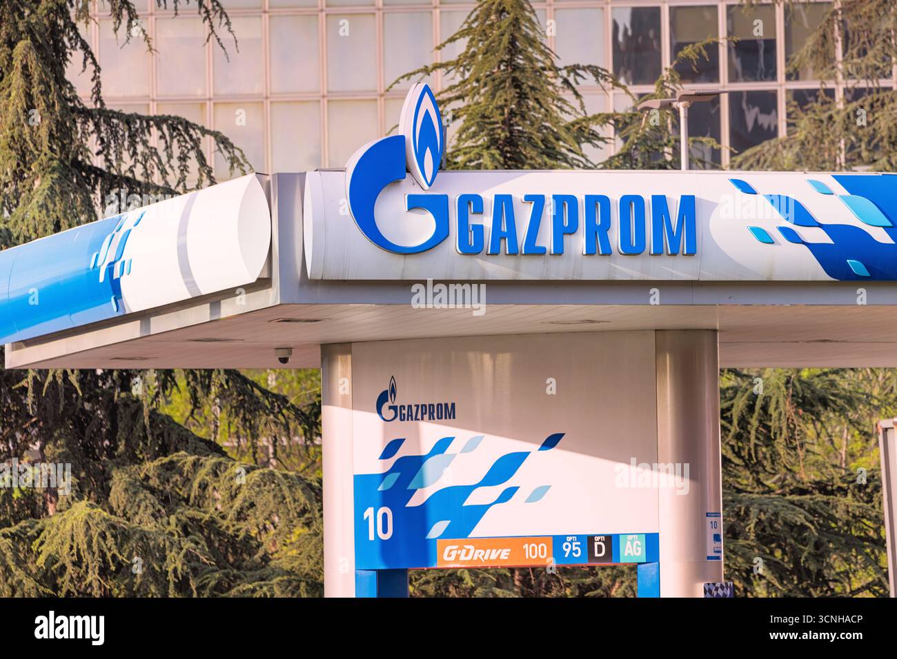 19 aprile 2025, Belgrado, Serbia: Firma della stazione di servizio Gazprom con logo, business dell'energia e concetto di sanzioni Foto Stock