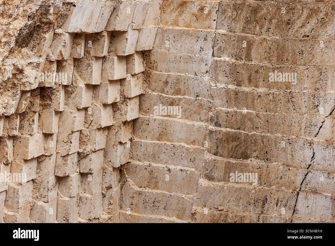 Vista astratta di una cava di pietra bianca a gradini con strati geometrici, luce solare che getta ombre morbide, composio minimalista e luminoso Foto Stock