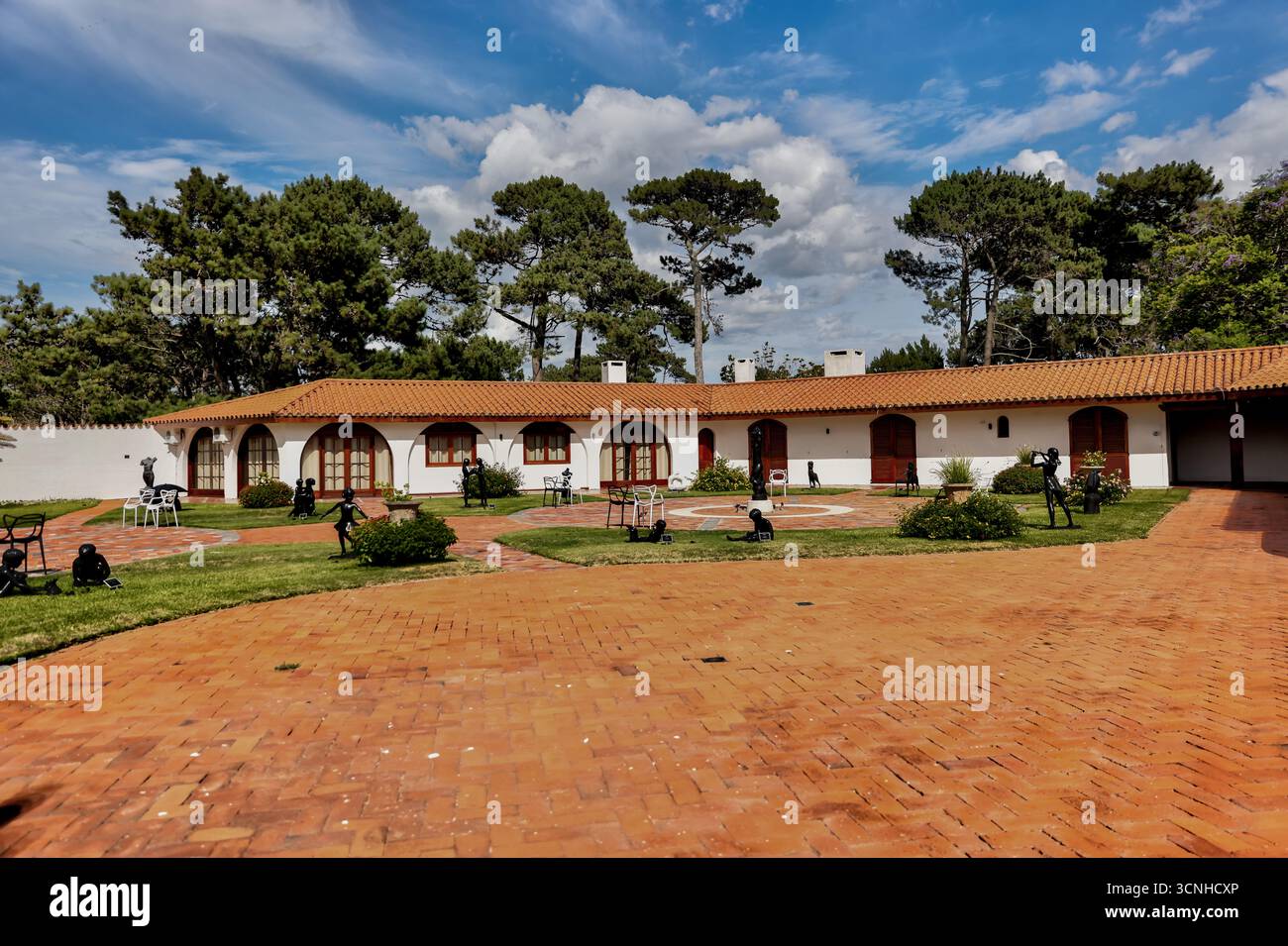 Opere d'arte e sculture di artisti sudamericani e una collezione di opere di Salvadore Dali in mostra al Los Museos Ralli di Punta del Este Foto Stock