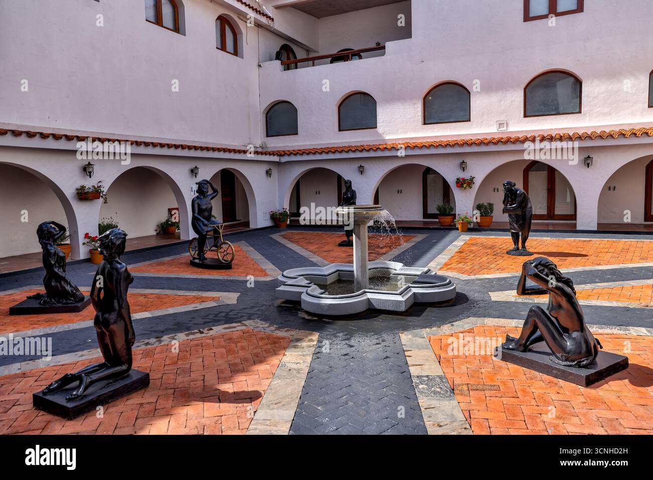 Opere d'arte e sculture di artisti sudamericani e una collezione di opere di Salvadore Dali in mostra al Los Museos Ralli di Punta del Este Foto Stock