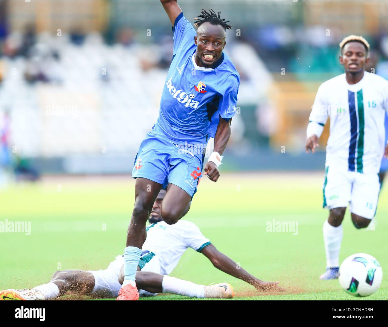 Stato di Ogun, Nigeria. 21 settembre 2025. Abubakar Ibrahim affronta una sfida nel turno preliminare di Remo Stars vs US Zilimadjou, CAF Champions League. Crediti: Victor modo/Alamy Live News Foto Stock