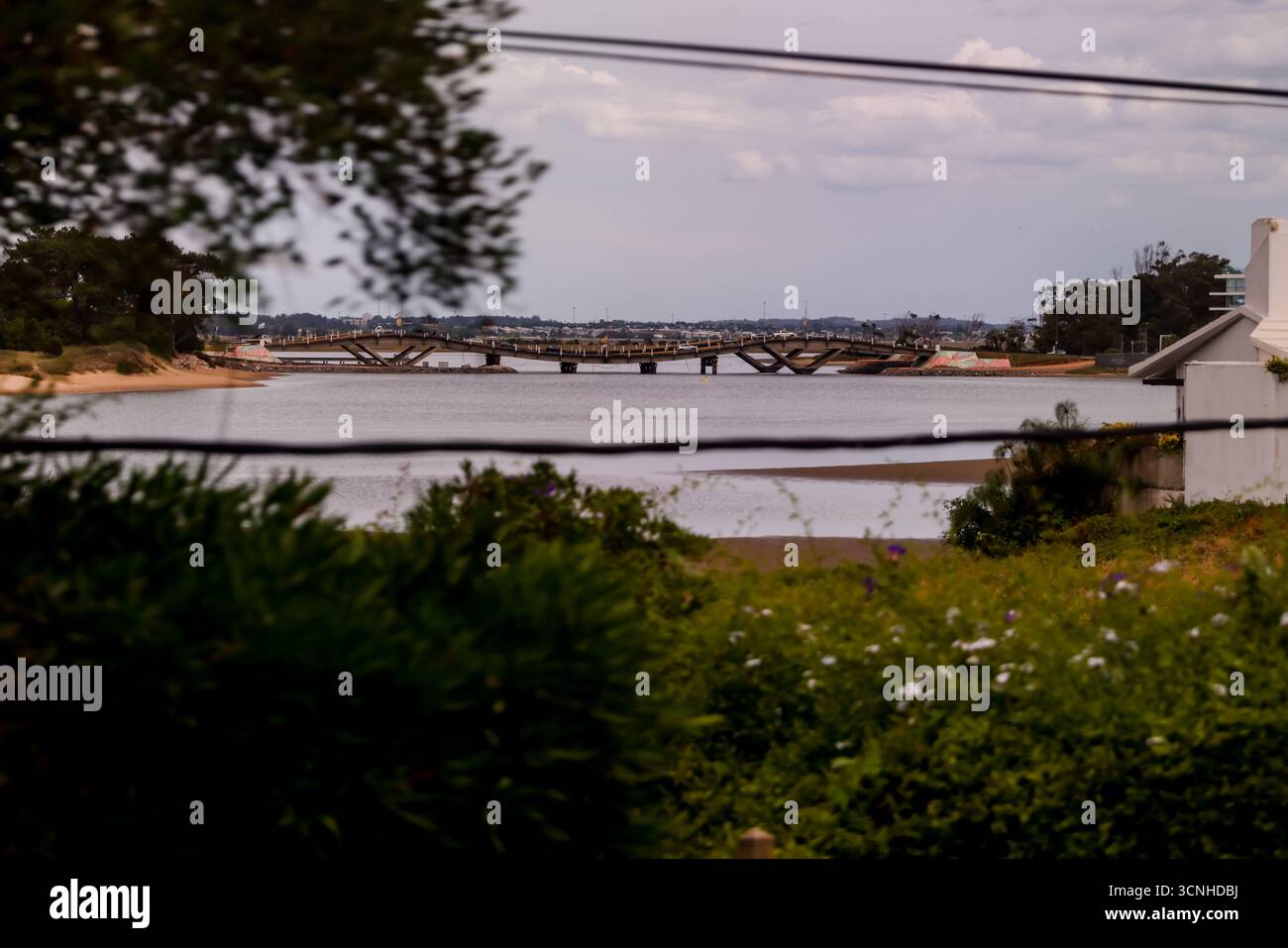 Il suggestivo Puente Leonel Viera, noto anche come ponte la barra, si estende lungo il torrente Maldonado vicino a Punta del Este. Foto Stock