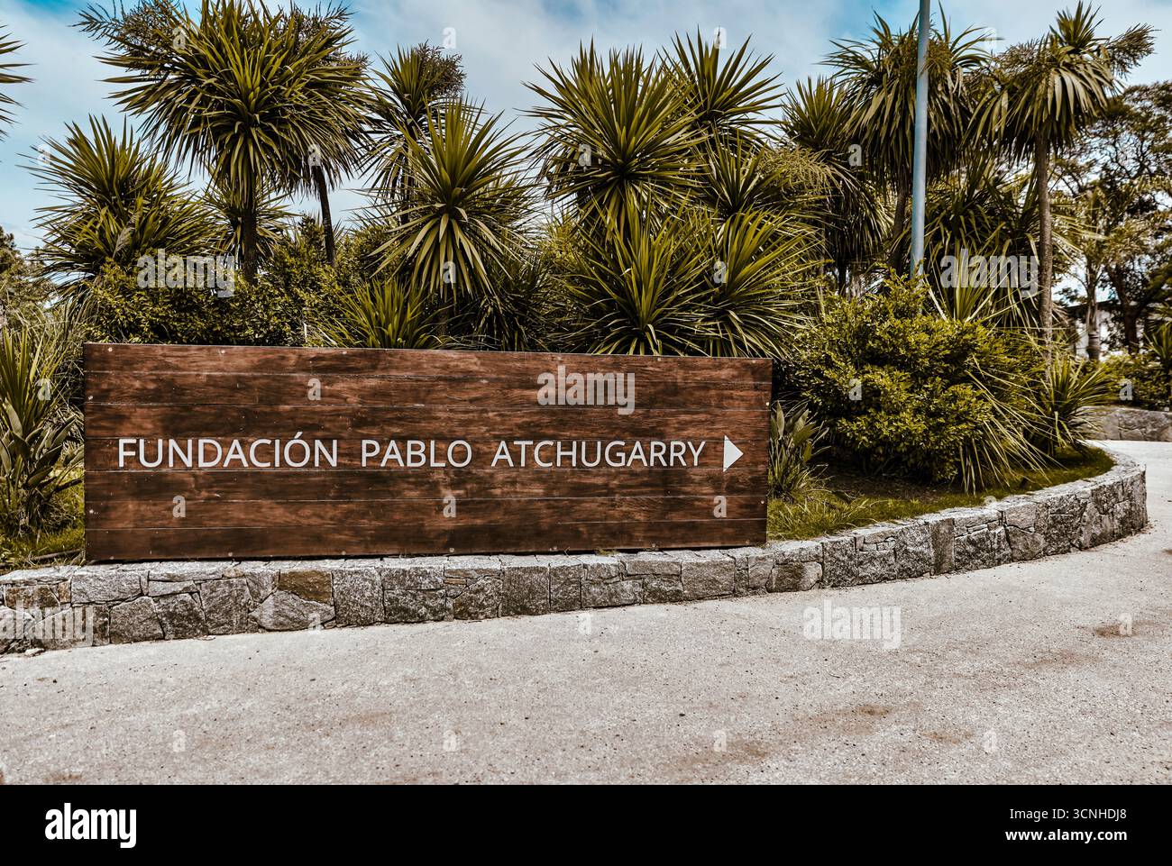 Cartello di ingresso sul terreno di Fundación Pablo Atchugarry. Foto Stock