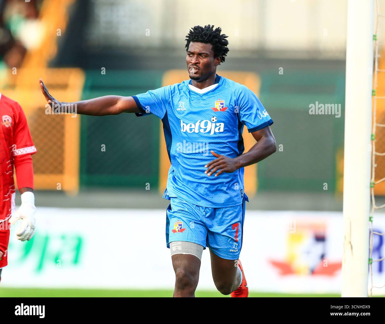 Stato di Ogun, Nigeria. 21 settembre 2025. Samson Olasupo segna il quarto gol in Remo Stars vs US Zilimadjou, turno preliminare CAF Champions League. Crediti: Victor modo/Alamy Live News Foto Stock