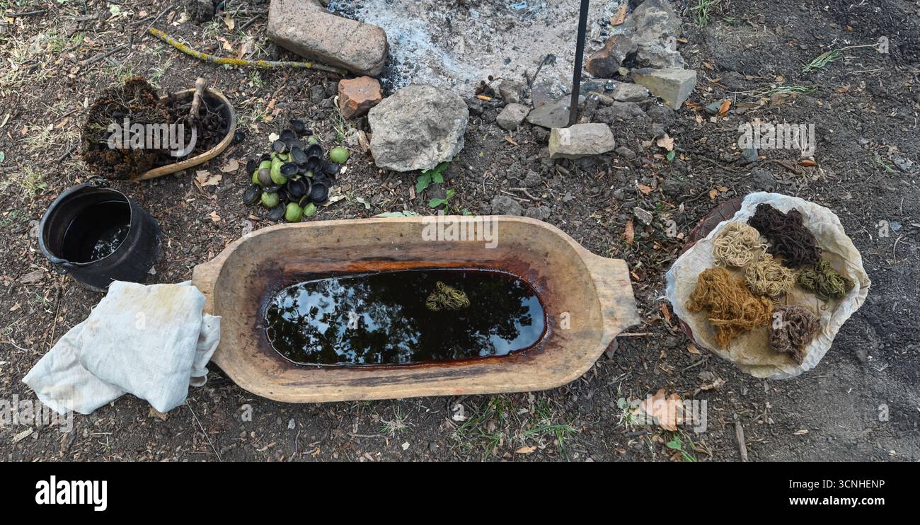 tintura tessile anticamente medievale tecnica naturale Foto Stock