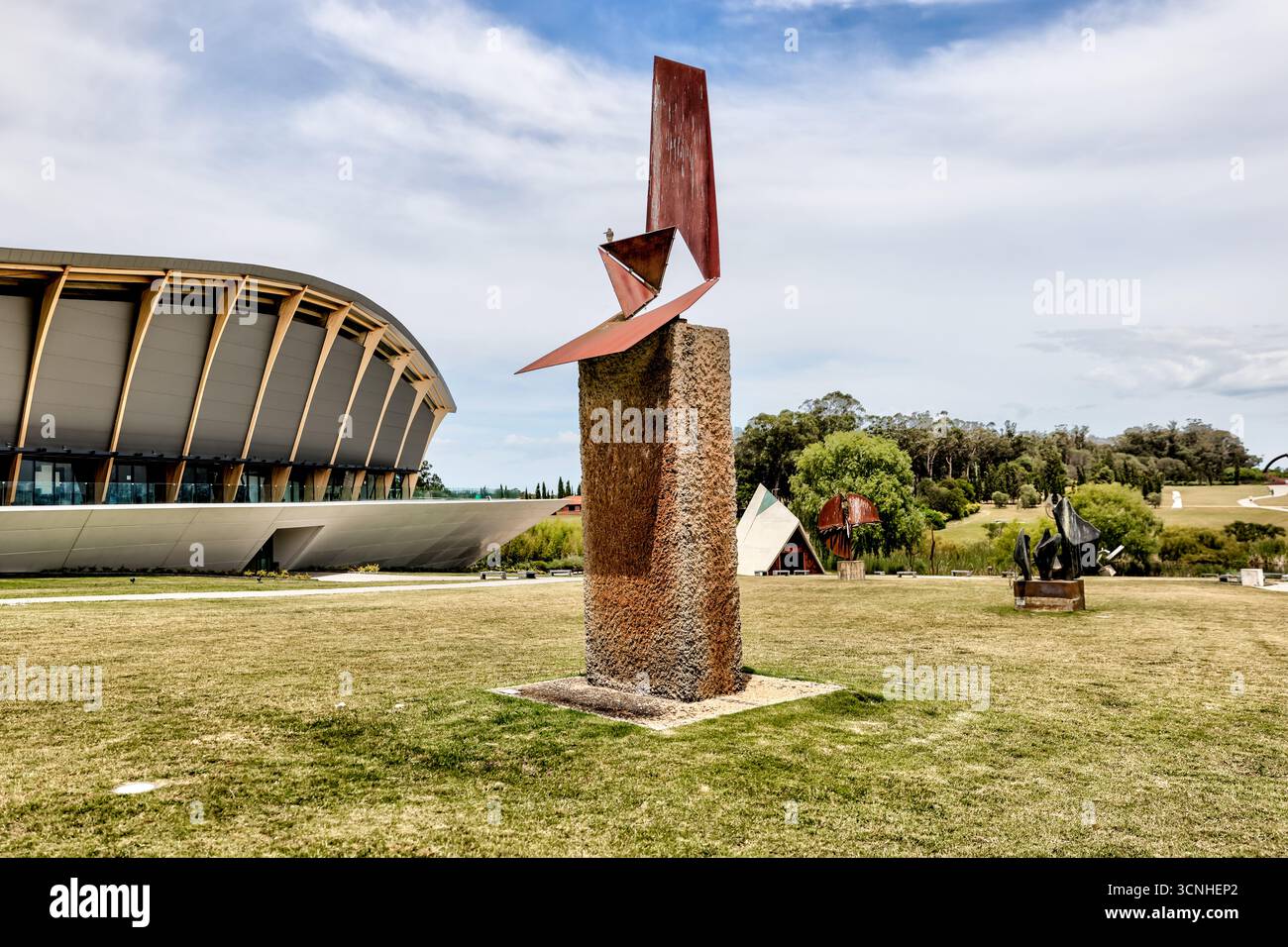 Esterni dell'edificio e sculture astratte su larga scala esposte nel parco di sculture di Fundación Pablo Atchugarry. Foto Stock