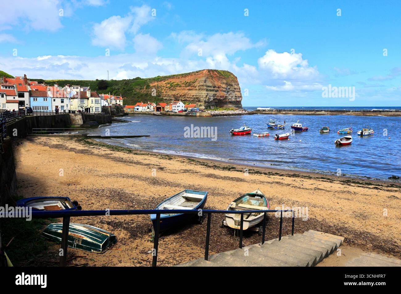 Pesca e imbarcazioni da diporto nel porto di Staithes, costa del North Yorkshire, Inghilterra, Regno Unito Foto Stock