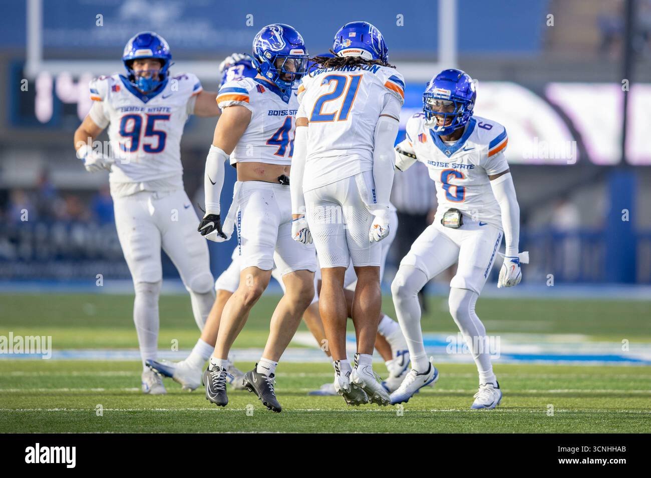 20 settembre 2025: Boise State Boise State Boundary Safety Zion Washington (21) celebra una giocata durante una partita di football NCAA di stagione regolare tra i Boise State Broncos e gli Air Force Falcons il 20 settembre 2025, al Falcon Stadium della United States Air Force Academy, CO. Mat Gdowski/CSM (immagine di credito: © Mat Gdowski/Cal Sport Media) Foto Stock