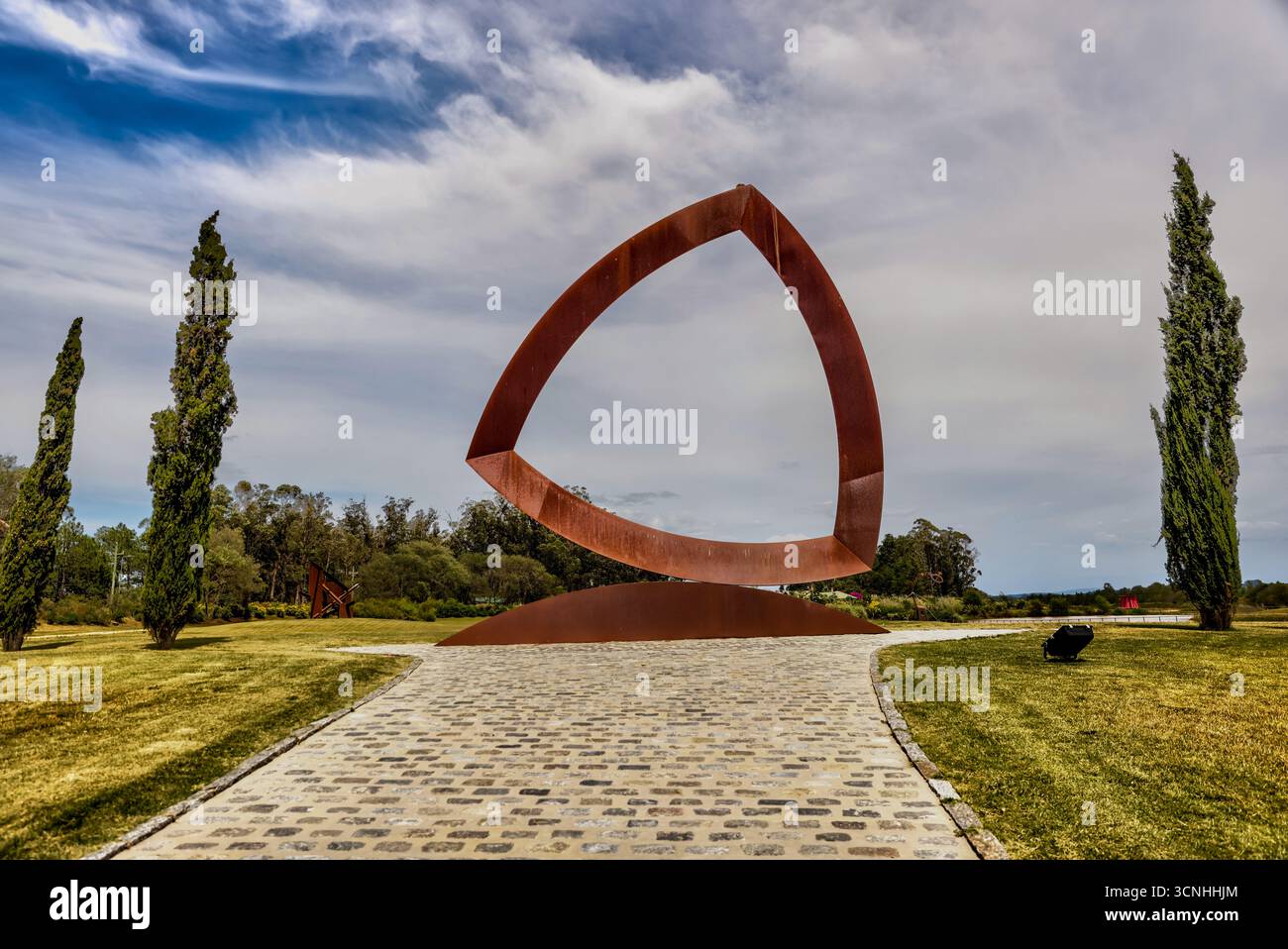 Esterni dell'edificio e sculture astratte su larga scala esposte nel parco di sculture di Fundación Pablo Atchugarry. Foto Stock