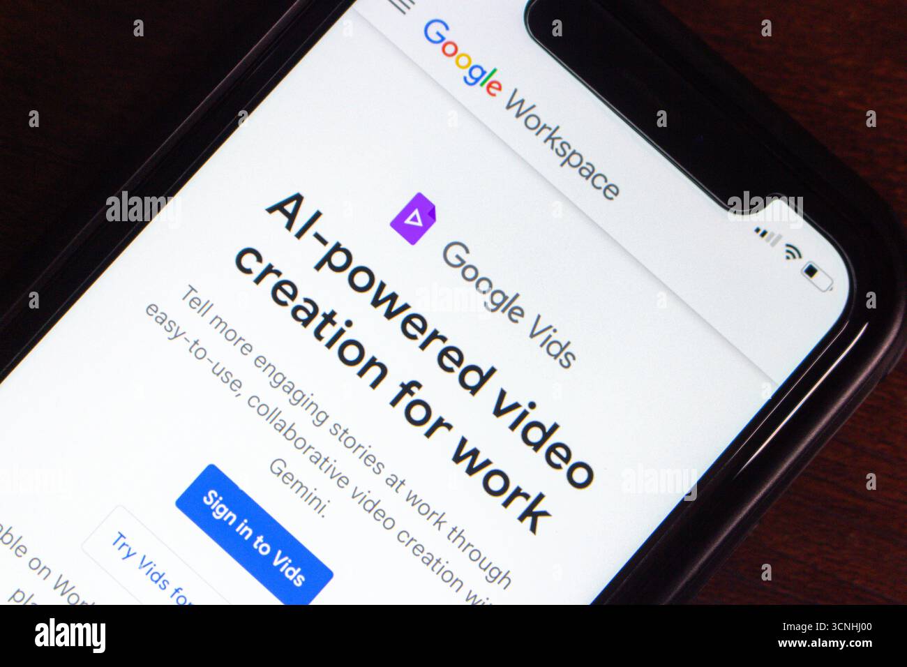 Lo schermo dello smartphone mostra Google Vids, uno strumento basato sull'intelligenza artificiale di Google Workspace per la creazione di video collaborativi e la narrazione sul luogo di lavoro. Foto Stock