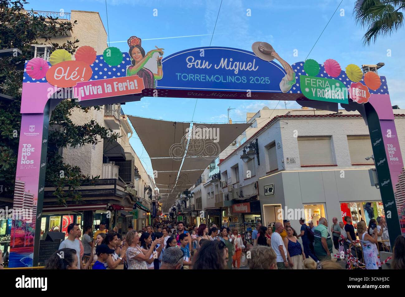 TORREMOLINOS, SPAGNA - 21 SETTEMBRE 2025: Celebrazione del tradizionale pellegrinaggio di San Miguel la domenica prima della fiera di Torremolinos, Spagna, con - Immagine stock catturata con smartphone