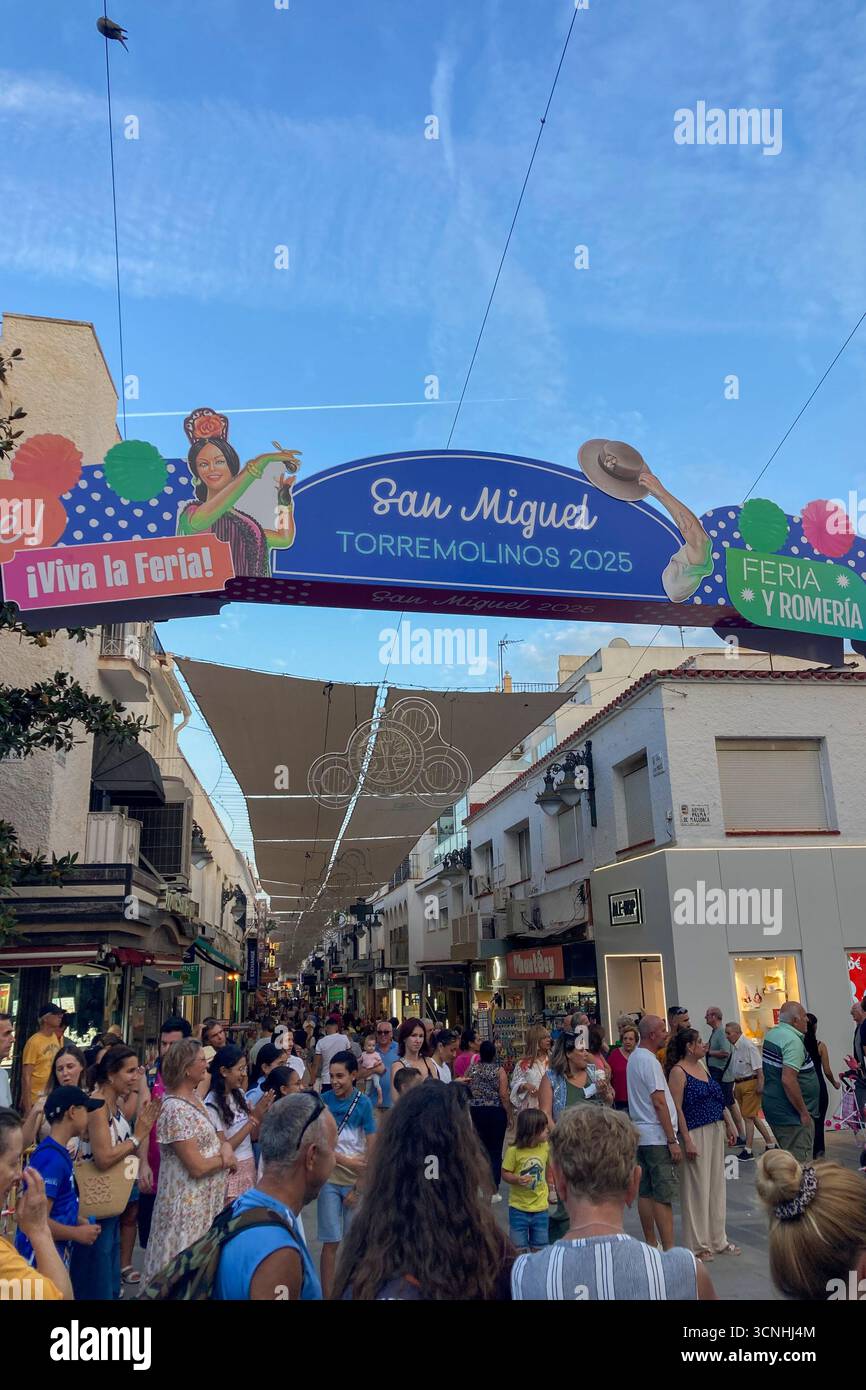 TORREMOLINOS, SPAGNA - 21 SETTEMBRE 2025: Celebrazione del tradizionale pellegrinaggio di San Miguel la domenica prima della fiera di Torremolinos, Spagna, con - Immagine stock catturata con smartphone