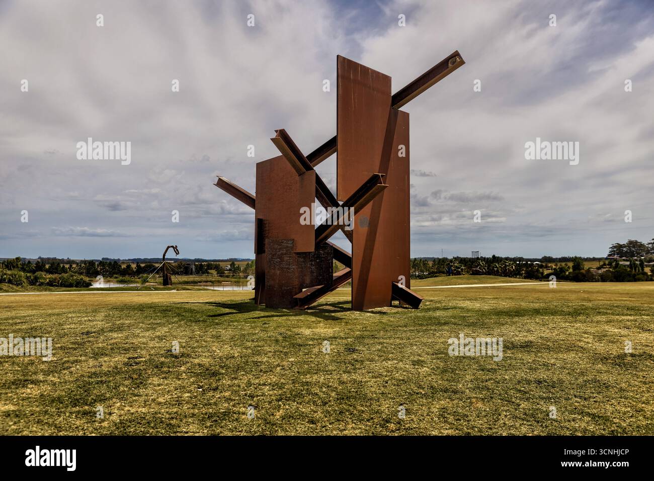 Esterni dell'edificio e sculture astratte su larga scala esposte nel parco di sculture di Fundación Pablo Atchugarry. Foto Stock