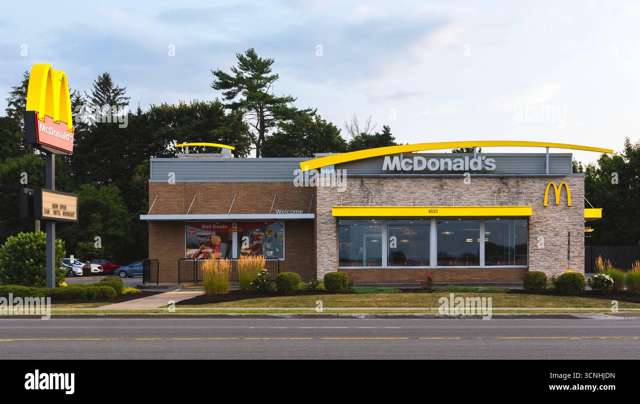 New Hartford, New York - 6 agosto 2025: Vista ravvicinata serale del ristorante McDonald's, fondato nel 1940, è una delle più grandi catene di fast food del mondo, con Foto Stock