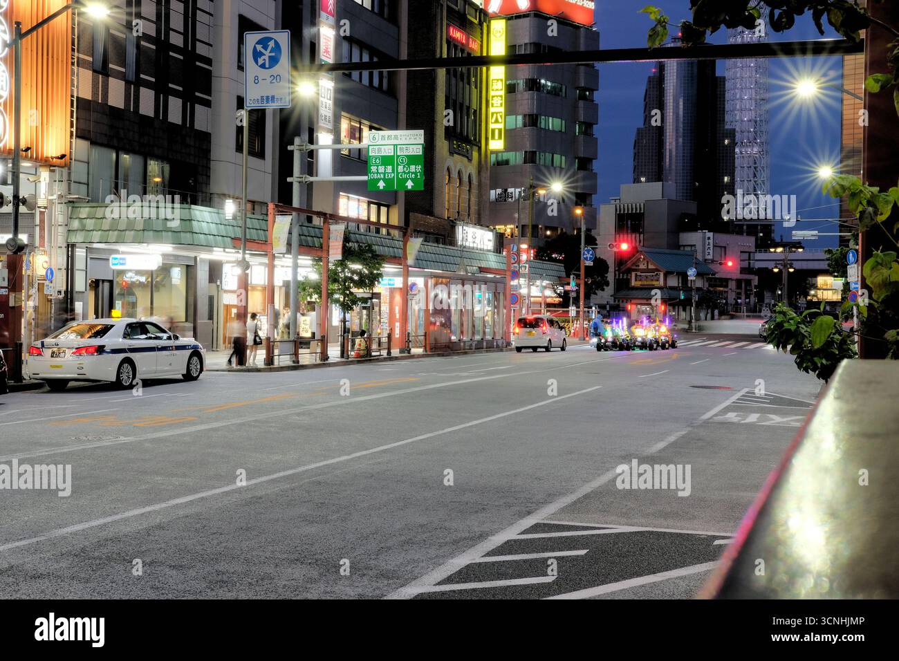 Via Kaminarimon in una tranquilla notte ad Asakusa, Tokyo, Giappone; via commerciale sulla linea Tokyo Metro Ginza. Foto Stock