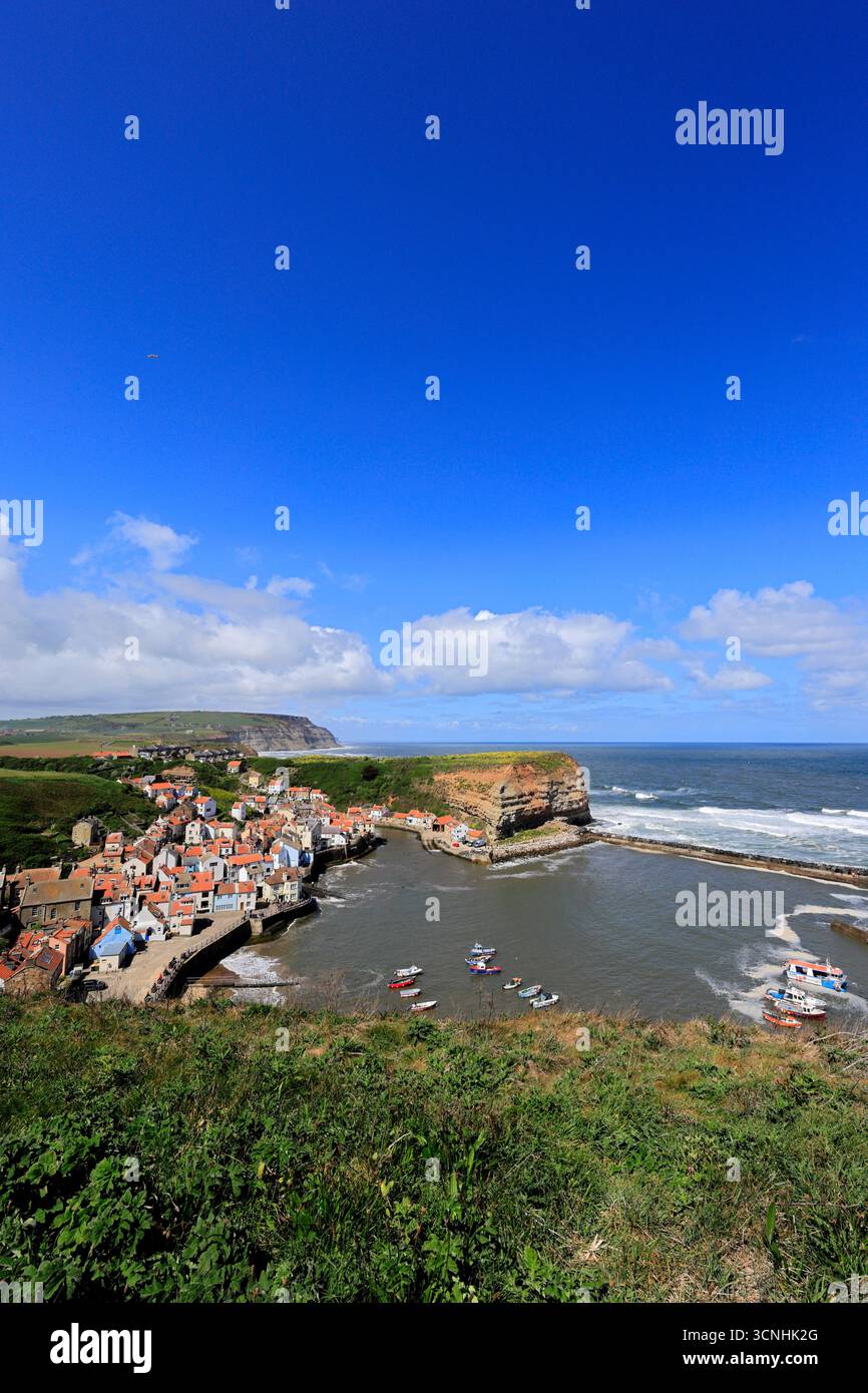 Pesca e imbarcazioni da diporto nel porto di Staithes, costa del North Yorkshire, Inghilterra, Regno Unito Foto Stock