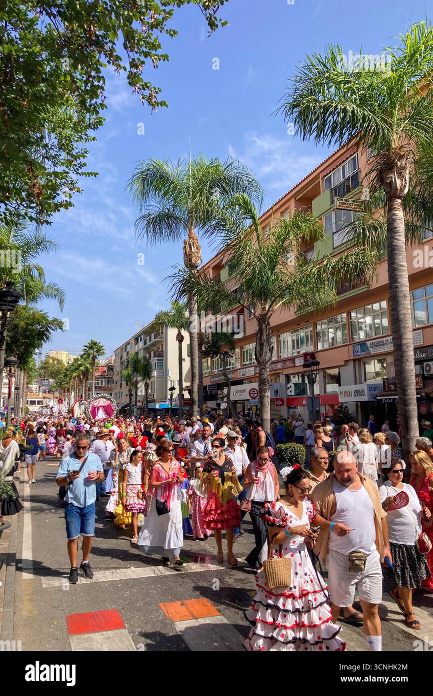 TORREMOLINOS, SPAGNA - 21 SETTEMBRE 2025: Celebrazione del tradizionale pellegrinaggio di San Miguel la domenica prima della fiera di Torremolinos, Spagna, con - Immagine stock catturata con smartphone
