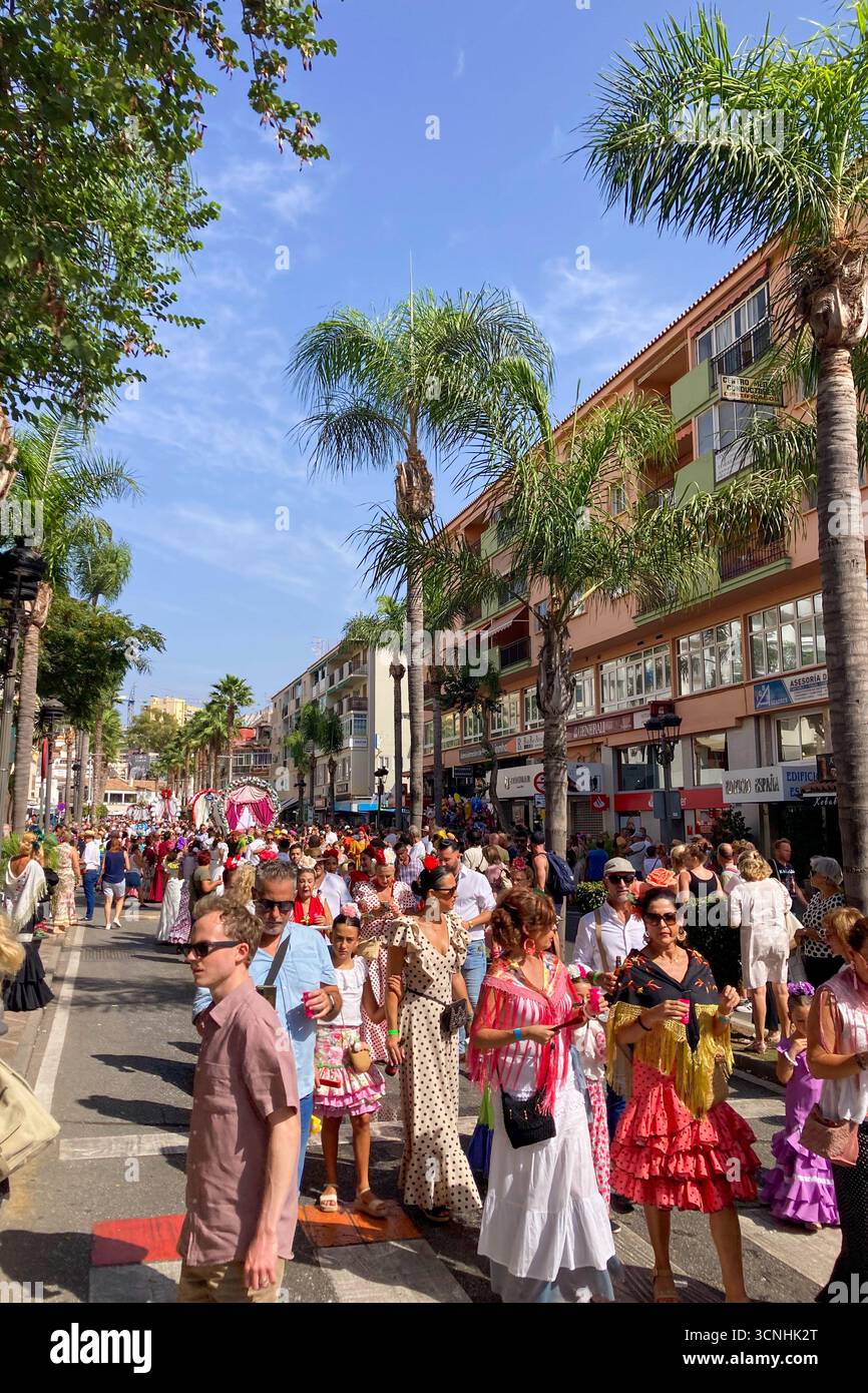 TORREMOLINOS, SPAGNA - 21 SETTEMBRE 2025: Celebrazione del tradizionale pellegrinaggio di San Miguel la domenica prima della fiera di Torremolinos, Spagna, con - Immagine stock catturata con smartphone