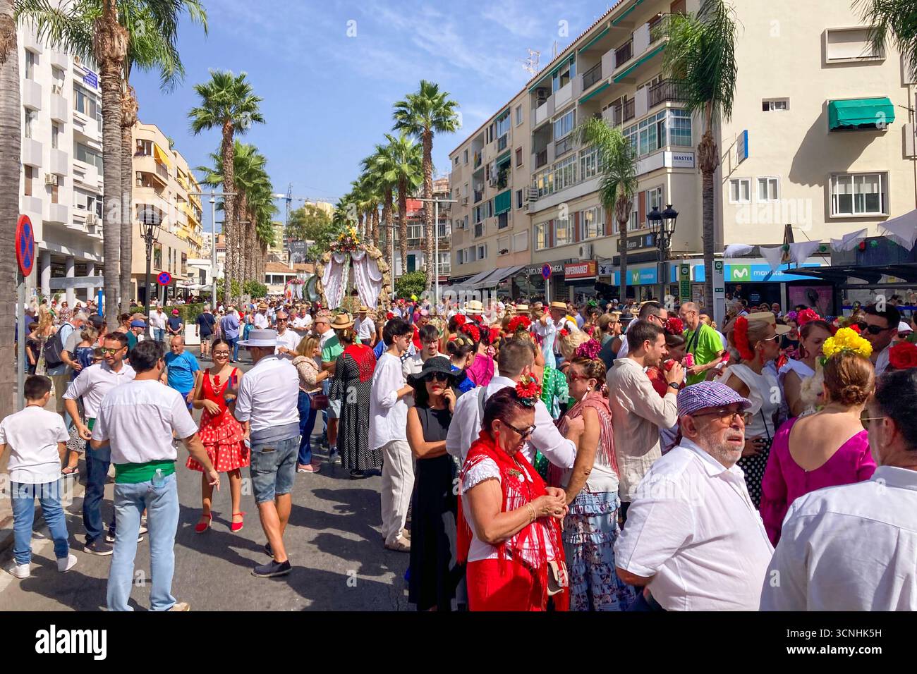 TORREMOLINOS, SPAGNA - 21 SETTEMBRE 2025: Celebrazione del tradizionale pellegrinaggio di San Miguel la domenica prima della fiera di Torremolinos, Spagna, con - Immagine stock catturata con smartphone