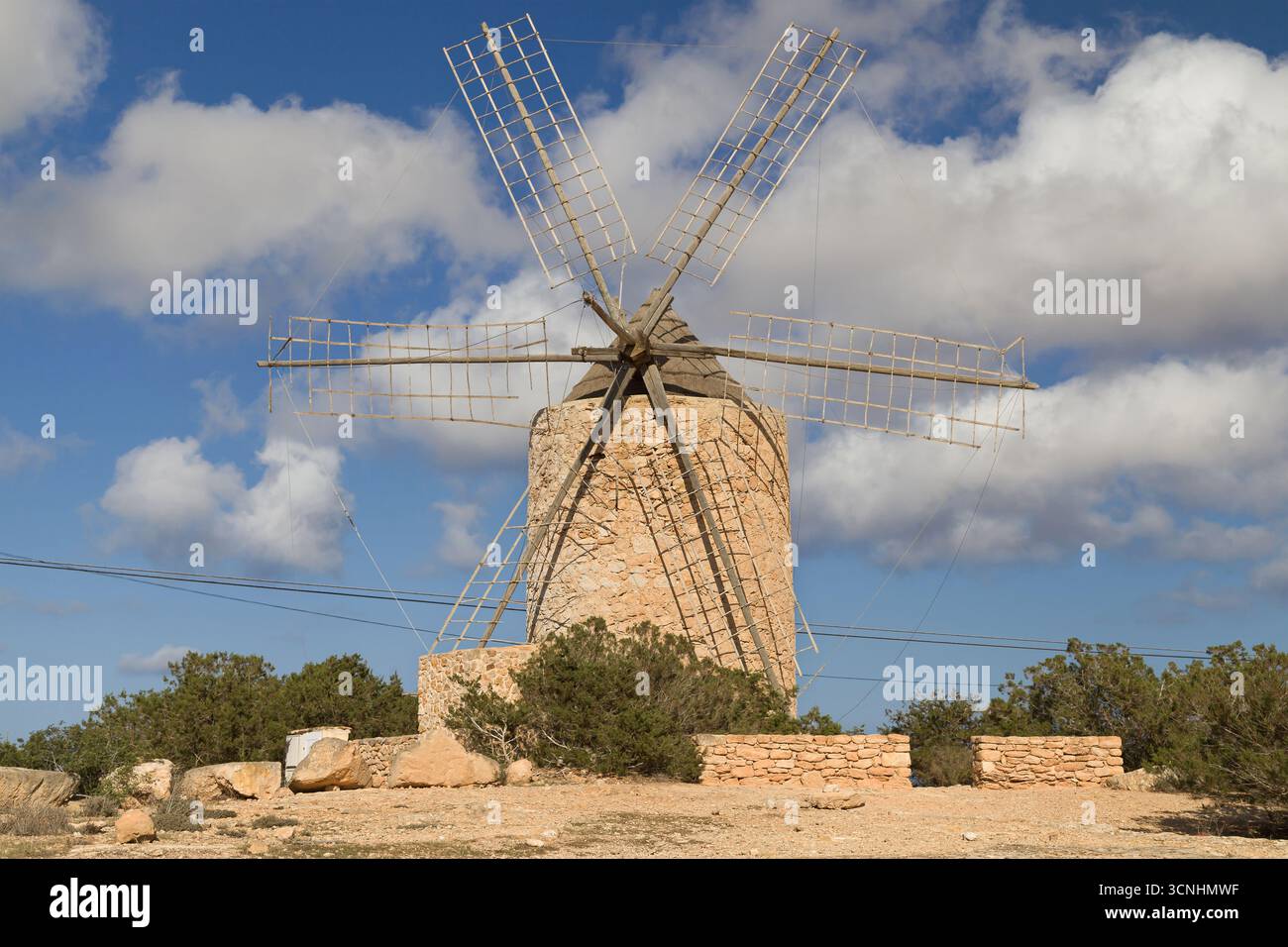 Mulino a vento tradizionale a Sant Francesc Xavier, Formentera, Isole Baleari, Spagna. Foto Stock