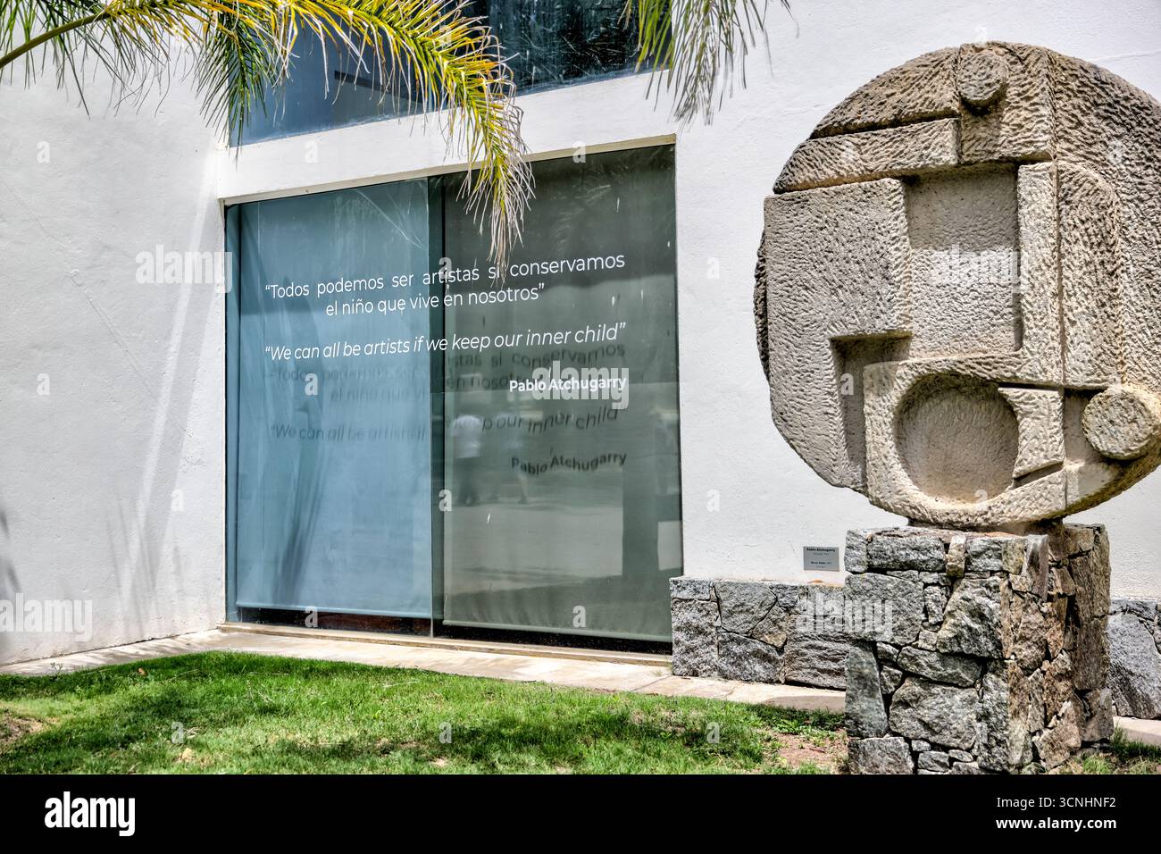 Grandi sculture astratte esposte nel parco di sculture di Fundación Pablo Atchugarry Foto Stock