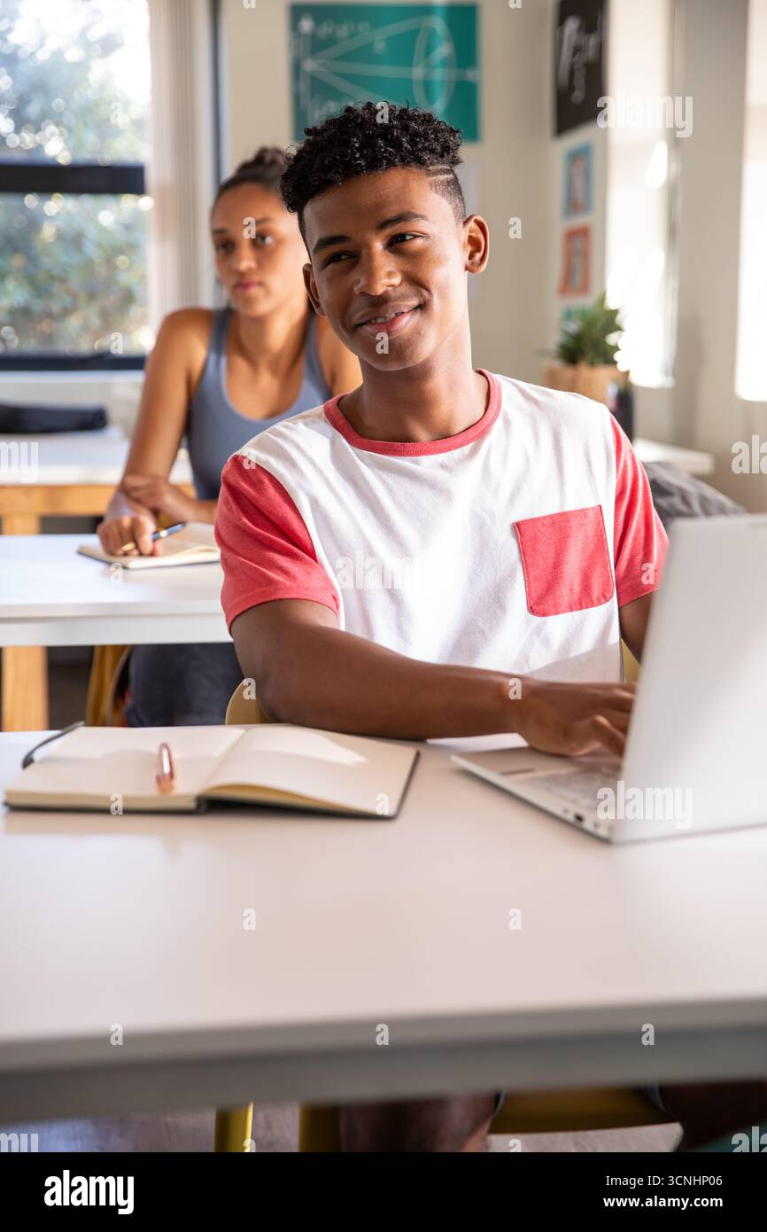 Diversi compagni di classe adolescenti che lavorano su un notebook e prendono appunti Foto Stock