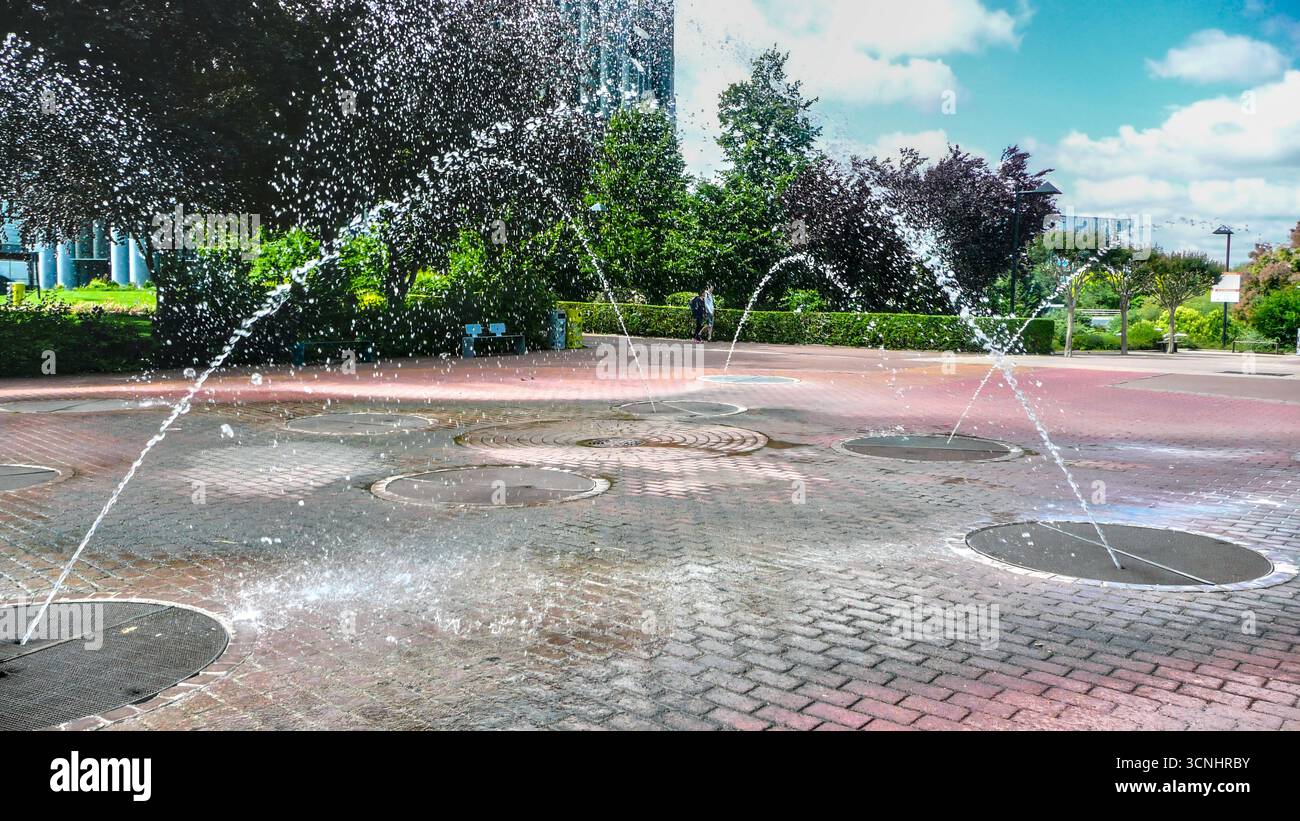 Fontane in un'area pedonale, alternando getti d'acqua in movimento Foto Stock