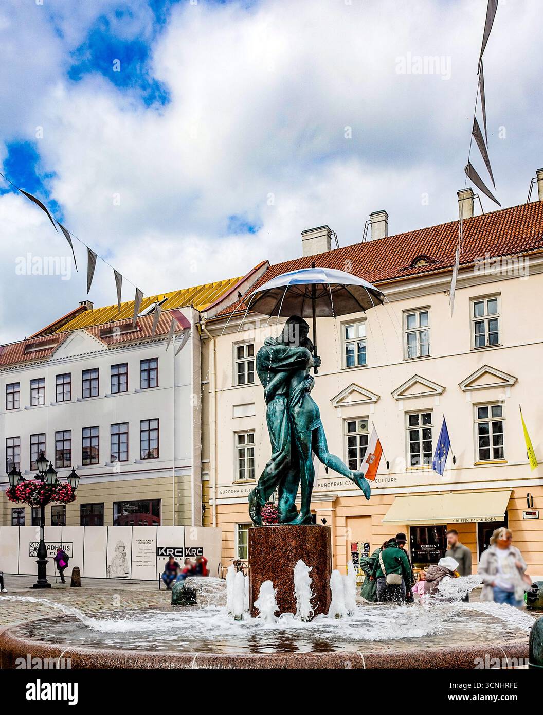 Bacio agli studenti Fontana dello scultore Mati Karmin a Tartu, Estonia, con sfondo sfocato che mette in risalto la romantica statua in bronzo e l'acqua Foto Stock