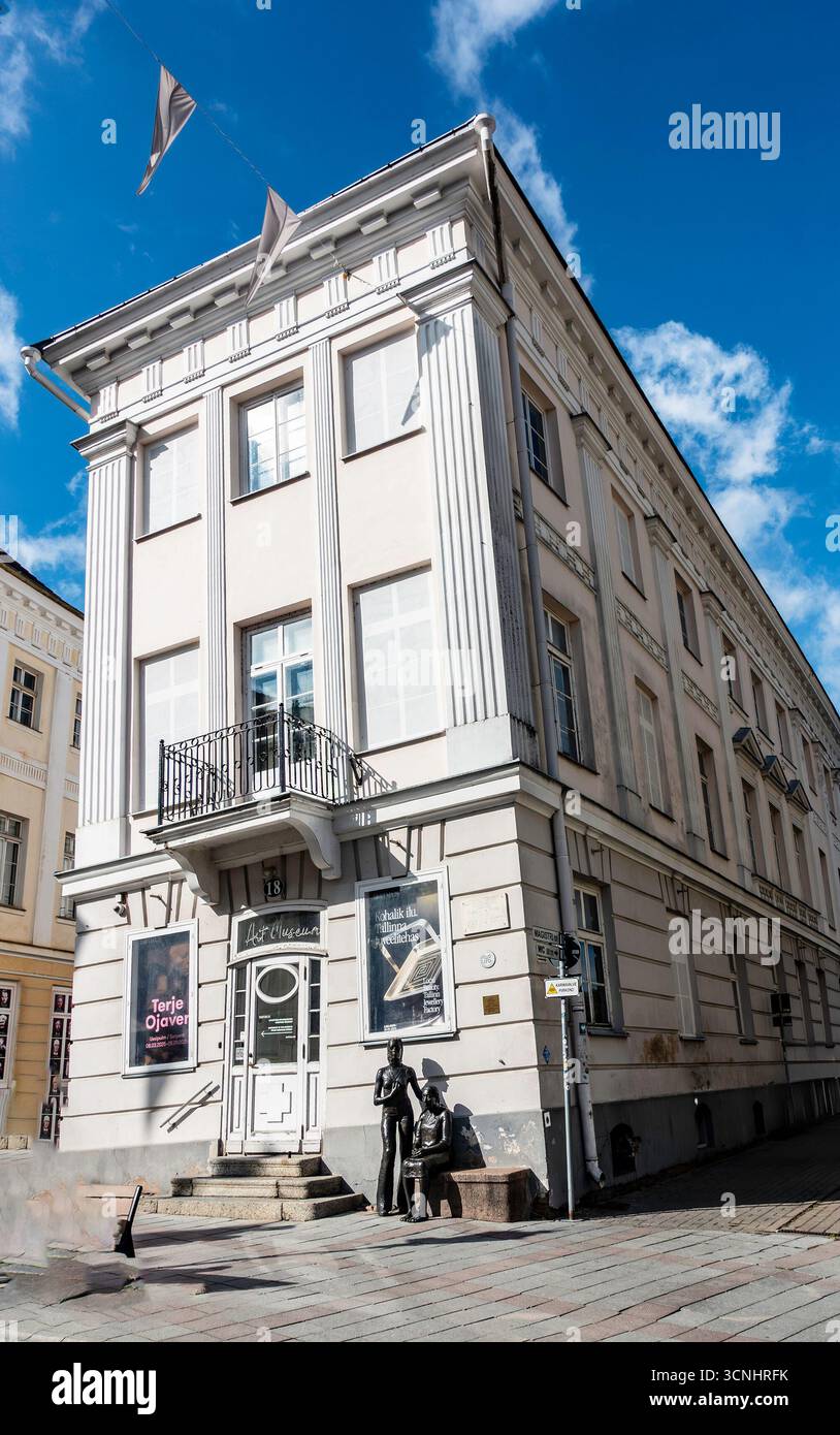 La Casa Pendente di Tartu, sede del Museo d'Arte di Tartu, con la scultura in bronzo di Mare Mikof donne provenienti dalla campagna di fronte allo storico Landm Foto Stock