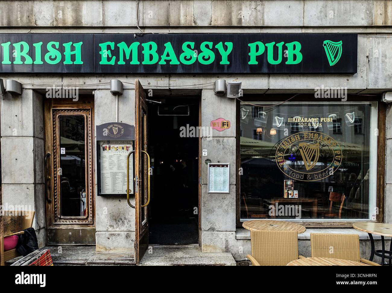 Vista frontale dell'Irish Embassy Pub a Tartu, Estonia, un popolare bar che serve cibo e Guinness, che riflette la cultura dei pub irlandesi nella città baltica. Foto Stock