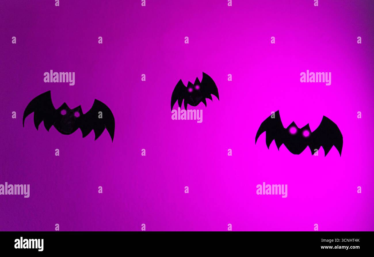 Silhouette di pipistrelli per la decorazione della notte di Halloween che creano un'atmosfera spettrale e misteriosa. Foto Stock