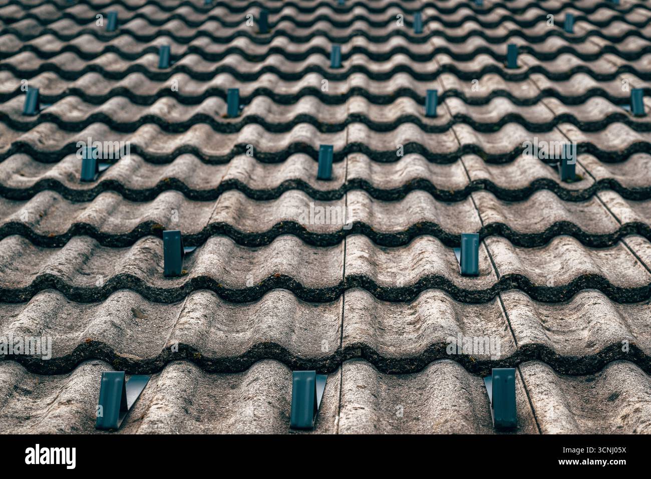 Tetto con paraspruzzi su piastrelle in ceramica, progettato per la sicurezza e la protezione invernale nelle costruzioni residenziali. Messa a fuoco selettiva. Foto Stock