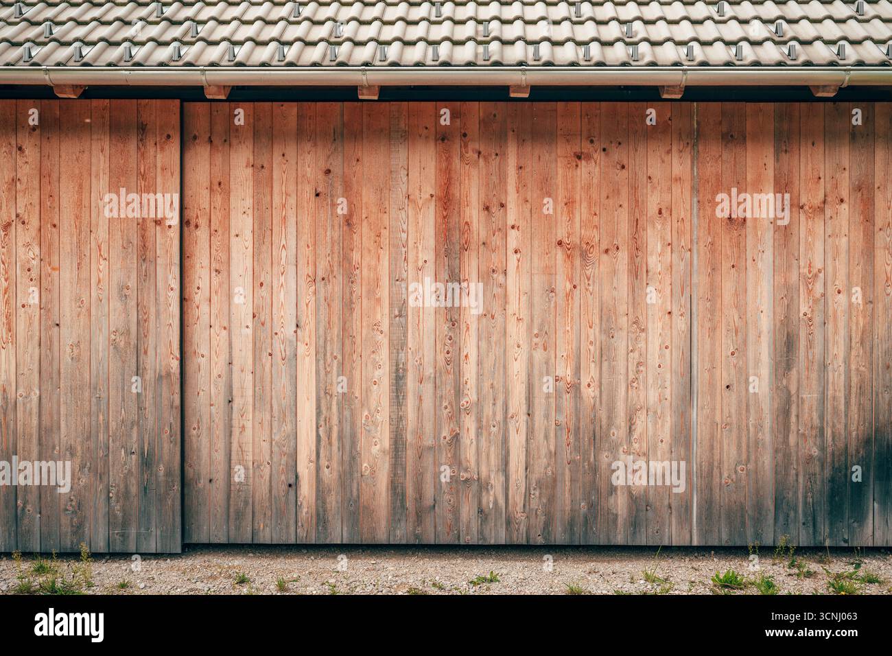 Rustico fienile in legno nella campagna slovena come sfondo. Foto Stock