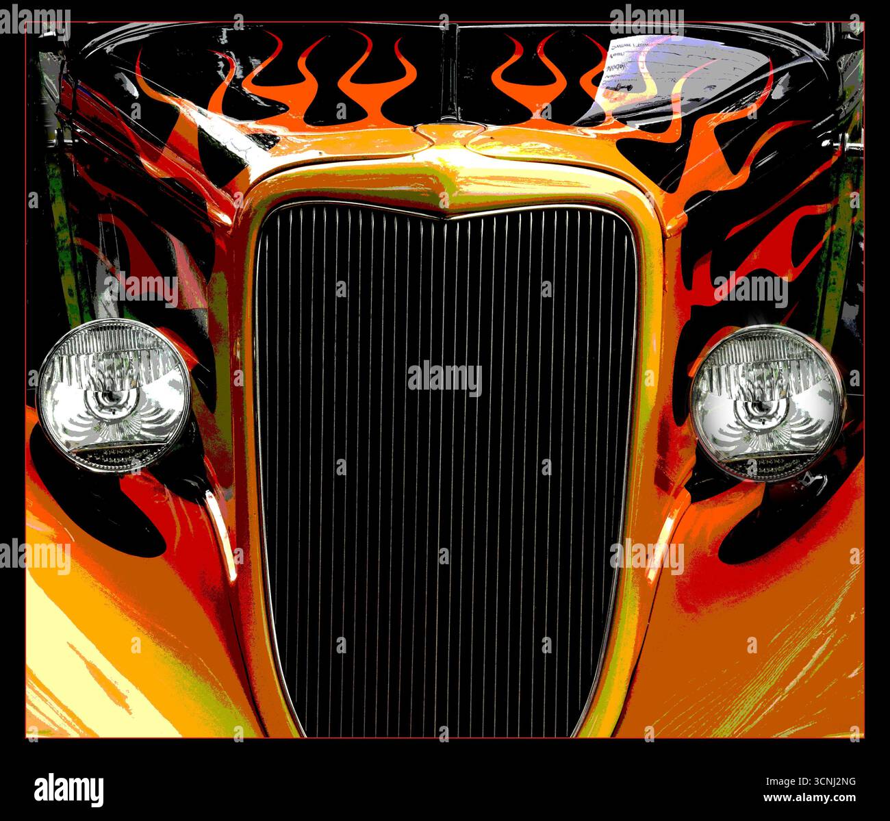 Un'immagine grafica di un'auto d'epoca con un'impressionante verniciatura a fiamma viene esposta in una mostra di auto locale. Il design colorato attira l'attenzione sul suo cl Foto Stock