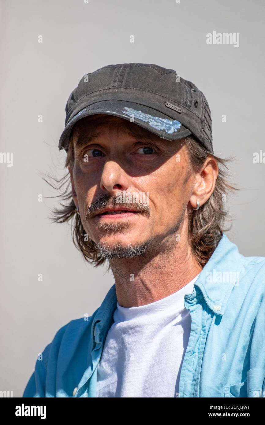 Mackenzie Crook, attore, scrittore comico e regista. Fotografato all'apertura del municipio del villaggio di Denham, Suffolk, Regno Unito. Foto Stock