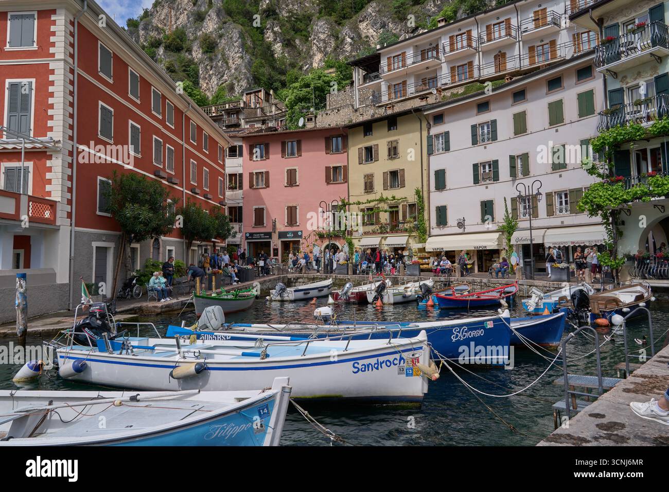 Limone sul Garda, Italia - 9 maggio 2025: La famosa città turistica di Limone sul Garda, famosa per la coltivazione del limone Foto Stock